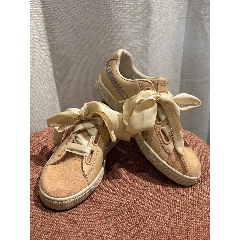Puma Basket Heart Tan Beige Leather Suede Satin Ribbon Lace Sneaker size 8
Woman